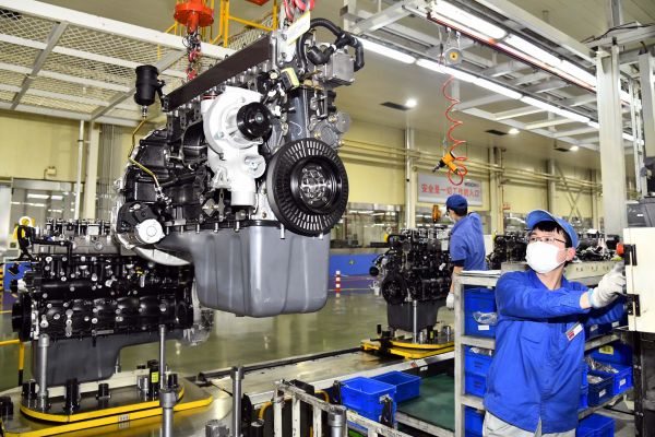 央视专访张雪：夺冠底气来自中国制造中国做出来的绝不比欧日美差；夺冠机车发动机、电控、车架三大核心部件100%自主化(图1)